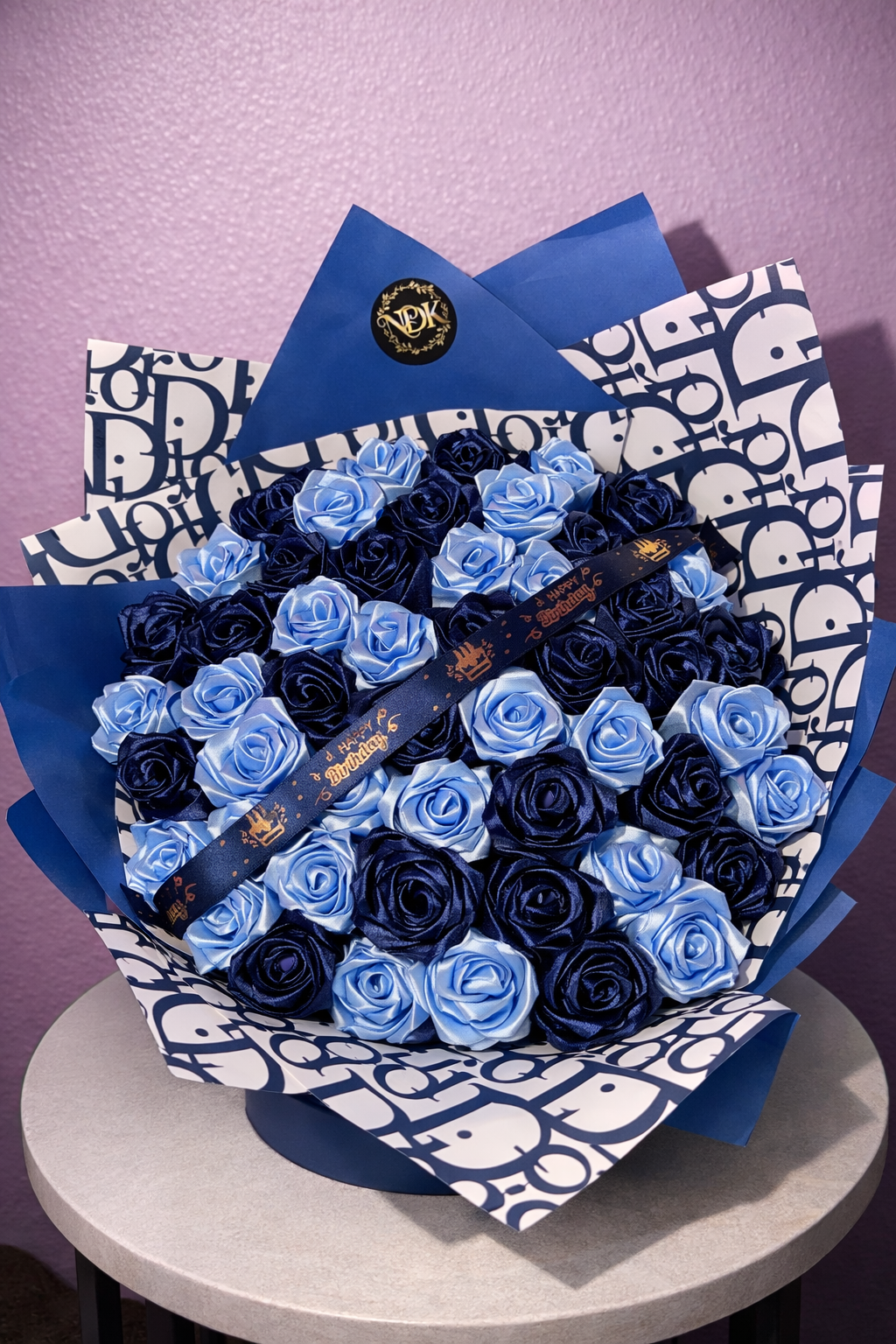 Seidenrosenstrauß in Blautönen