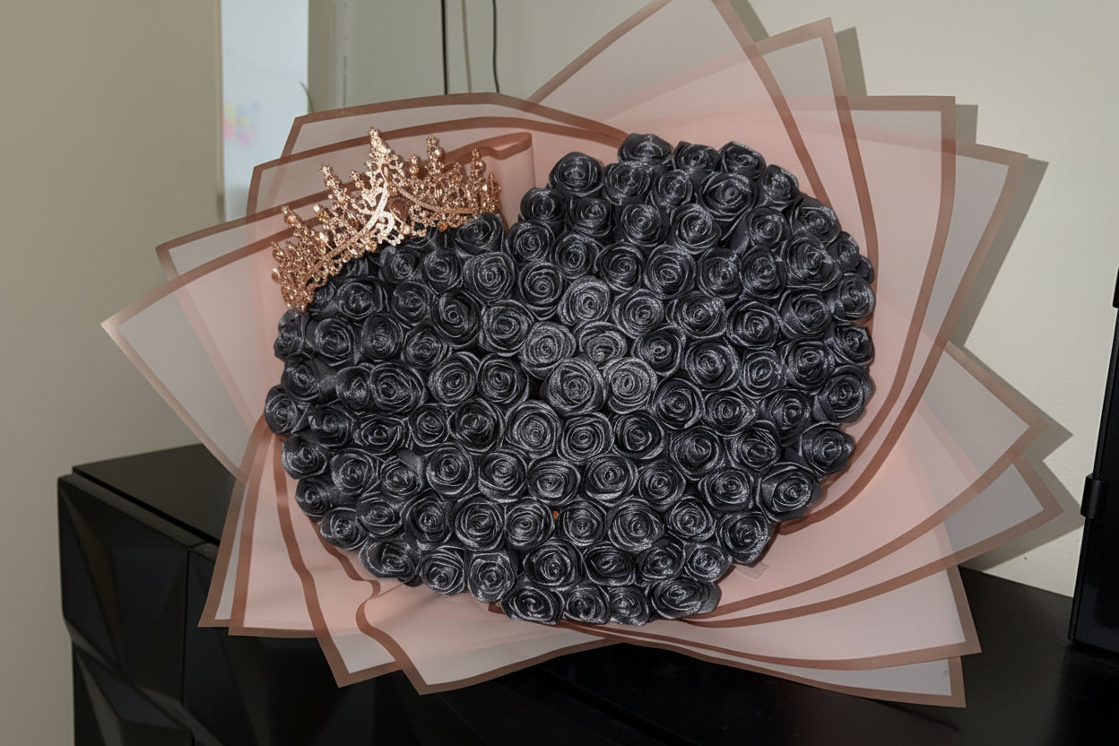 Seidenrosenstrauß in Grau mit einer Krone