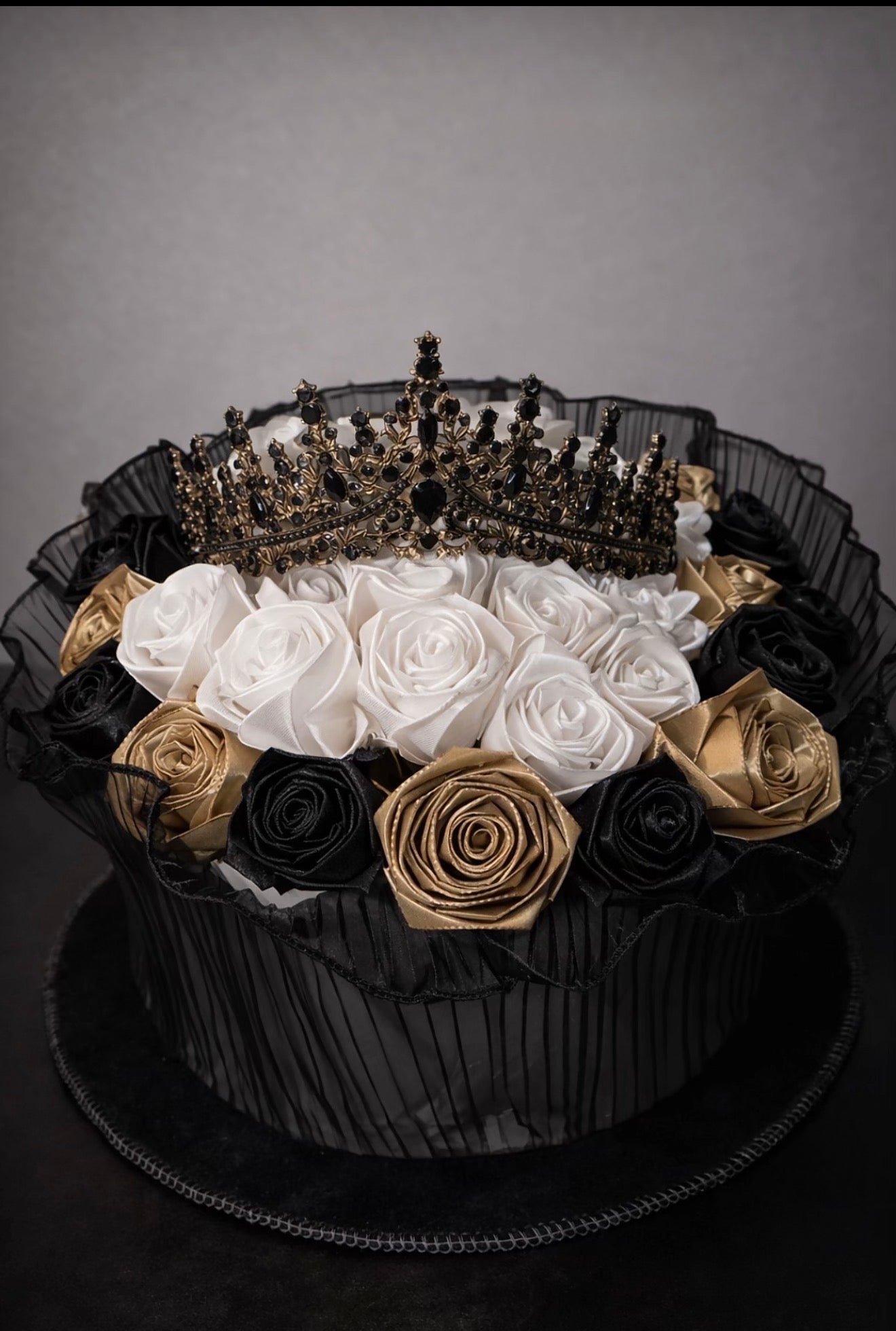 !!!!LIMITIERT!!!!! Rosenbox mit Krone – 3D Seidenrosen Bouquet in Schwarz, Weiß & Gold