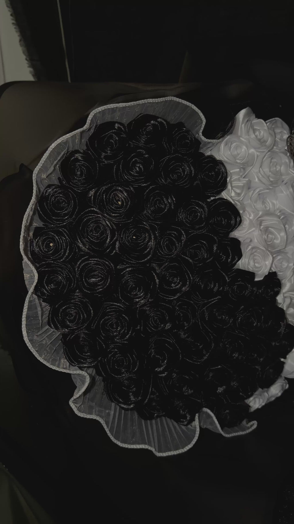 Seidenrosenstrauß Schwarz-Weiß