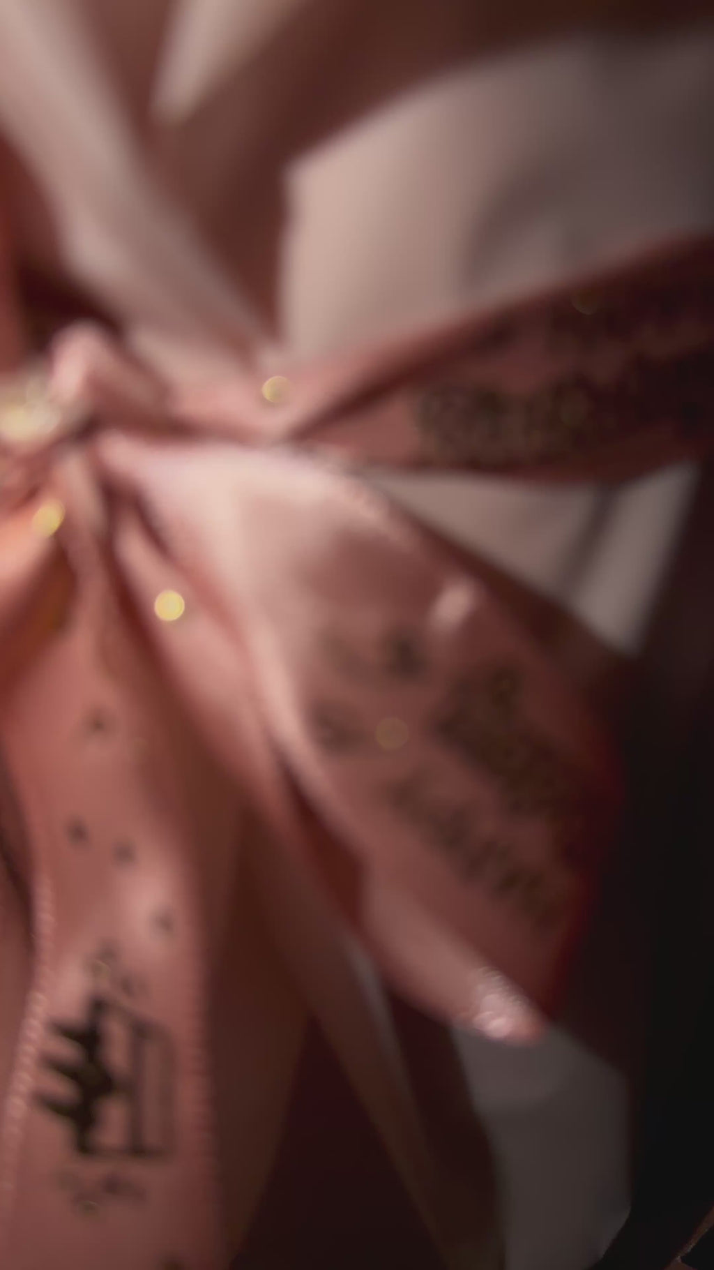 Seidenrosenstrauß in Grau mit einer Krone